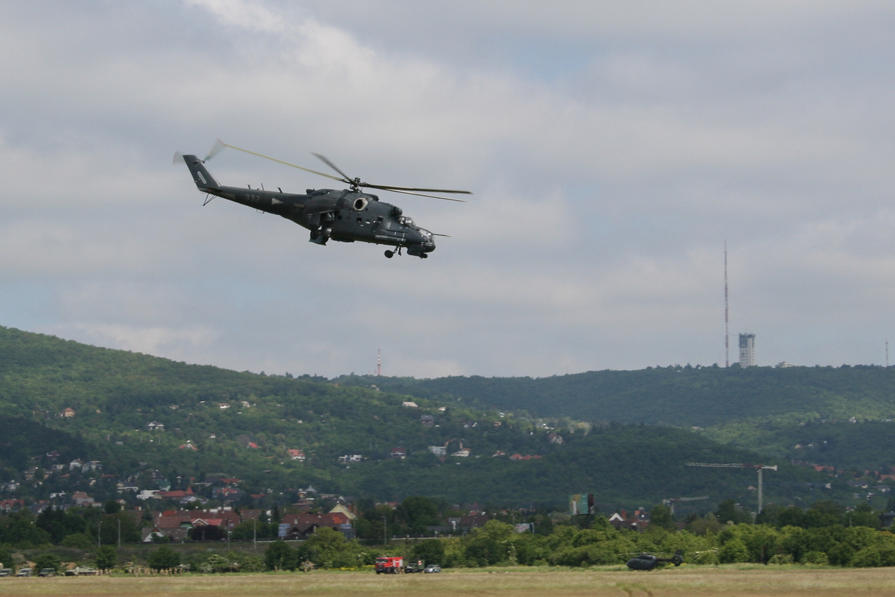 A Mi-24-es harci helikoptereink nemrég tértek vissza az oroszországi nagyjavításukból. A fotón az oldalgépágyús Mi-24 Hind P változat