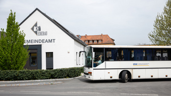 Iskolabusszal vonulnak ki Magyarországról