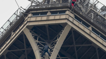 Felmászott egy férfi az Eiffel-toronyra, kiürítik a párizsi látványosságot