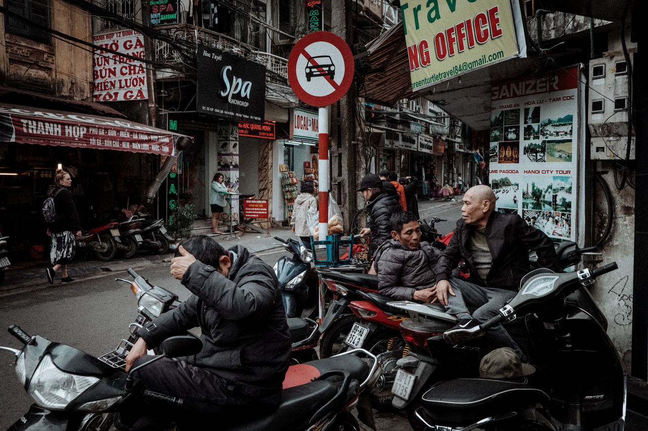 Február 27.
                        "Nem tudom, miért van az, hogy az emberek csak úgy ücsörögnek napközben szerteszéjjel a városban. Vakaróznak, körmöt vágnak, söröznek, bongból szívják a dohányt. Talán nincs munkájuk - bár az Vietnámban kevésbé fordulhat elő -, talán az a munkájuk, hogy ott üljenek egész nap iszonyú unalomban? Mindenesetre Hanoiban jó várakozni és nézelődni az utcán, elnézelődnék még itt pár hónapot."