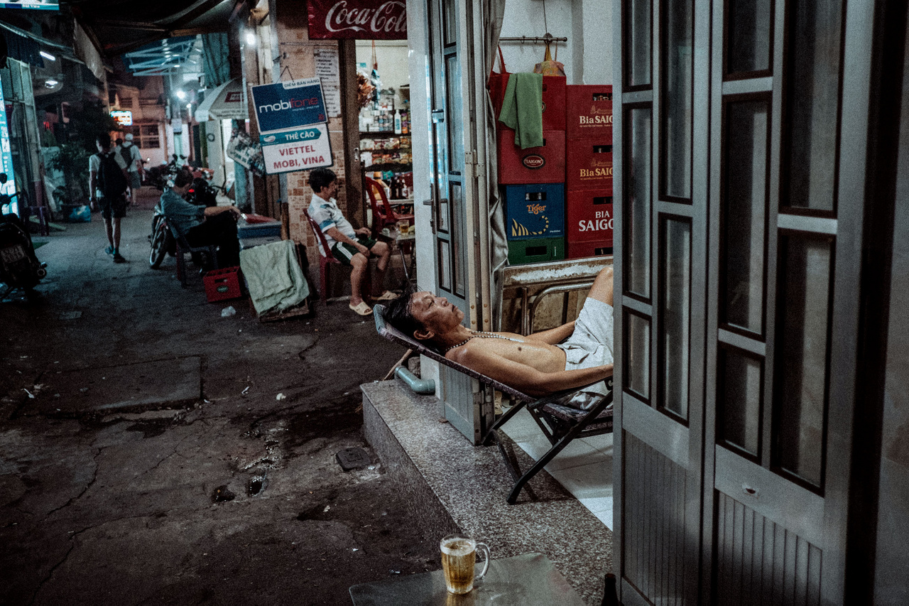 Február 4.
                        "Valahol Saigonban, ahol az üzlet és a magánélet teljesen összefolyik. Elképesztő az a szó szerinti nyitott élet, ahogy ebben a városban élik az emberek a napjaikat. Engedik, hogy a kiváncsi európai szemek furcsán és kicsit értetlenül kukkolják őket. És ha ez nem lenne elég, még be is ülök egy sörre a nappaliba, ami egyben kisbolt, söröző és kifőzde."