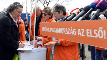 Több tízezer aktivistával sok százezer embert keres fel a Fidesz a napokban