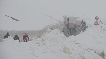 Négyméteres hófalat kell áttörni a Giro d'Italia legmagasabb hegyén