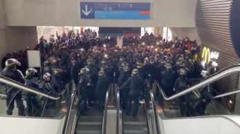 Több száz, kitoloncolásra ítélt bevándorló tüntetett a párizsi repülőtéren