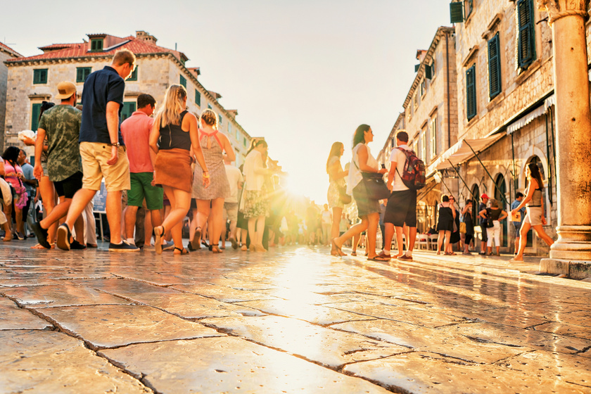 Szigorú korlátozások a legkedveltebb horvát városokban: a turisták csak 4 órát sétálhatnak majd