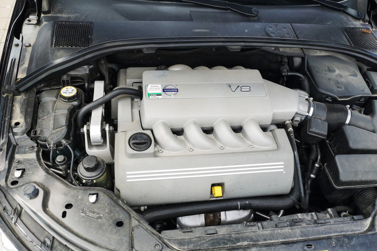 A szűk hengerszögű Yamaha által fejlesztett V8-as