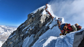 Egy nap alatt hárman haltak meg az Everesten a tömeg miatt