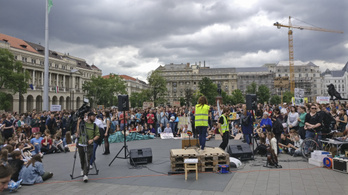 Több ezren tüntettek a klímaváltozás ellen Budapesten