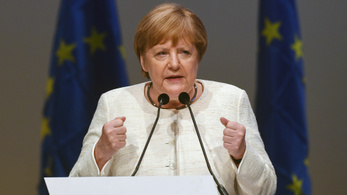 Merkel: Meg kell védeni az Unió alapértékeit