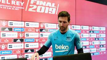 Messi 4 év után ült ki a sajtó elé