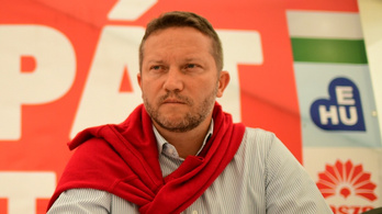 Hazaküldték átöltözni az MSZP szavazóköri biztosát, mert piros inget viselt