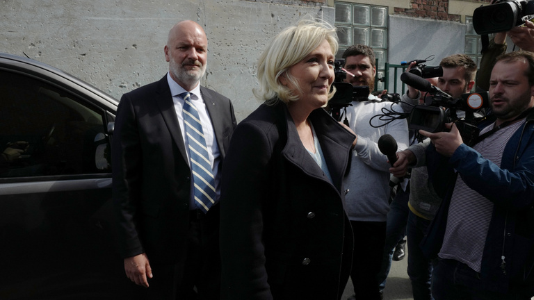 Első becslések: Le Pen legyőzi Macront