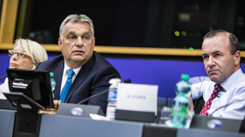 Ha Bayer Zsoltra hallgat Orbán, akkor a Fidesz most lép ki a Néppártból