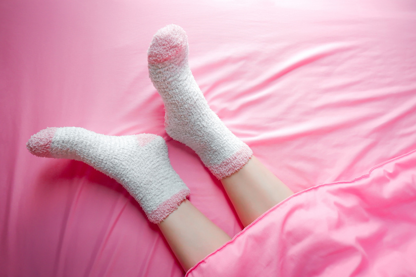 Zokniban vagy mezítláb egészségesebb aludni? Egyáltalán nem mindegy a szakértő szerint