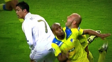 Ronaldo rúgott, ellenfele ugrott, saját csapattársa verte ki a fogát
