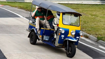 Irónia biturbó: nürburgringi rekord, tuktukkal