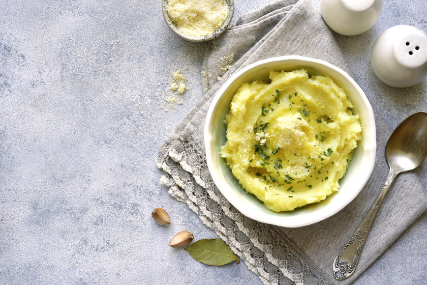 Parmezános, zöldfűszeres krumplipüré: dobd fel kicsit a kedvenc köretet
