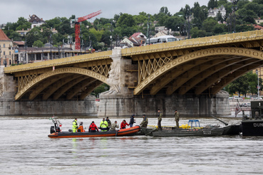 A Duna magas vízállása ellenére a búvárok kísérletet tesznek a merülésre a Margit hídnál, ahol a Hableány sétahajó roncsai vannak