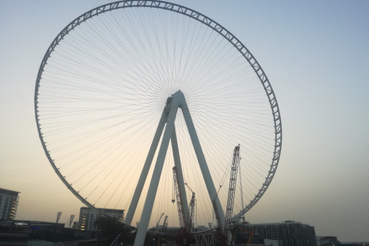 A jelenleg még épülő 210 méteres Dubai Eye, ami kész állapotában 1400 ember befogadására lesz majd képes.