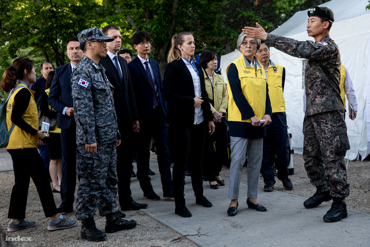 Song Shunkeun ezredes tájékoztatta a külügyminisztert a mentési tervről.