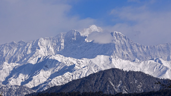 Nyolc hegymászót keresnek a Himaláján