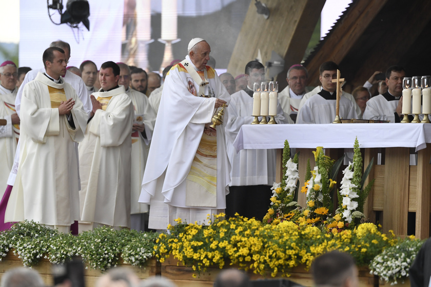 Csíksomlyón járt Ferenc pápa: 100 ezres tömeg előtt misézett az egyházfő