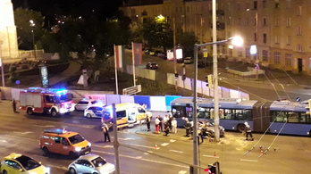 Busz és autó ütközött a Lehel térnél