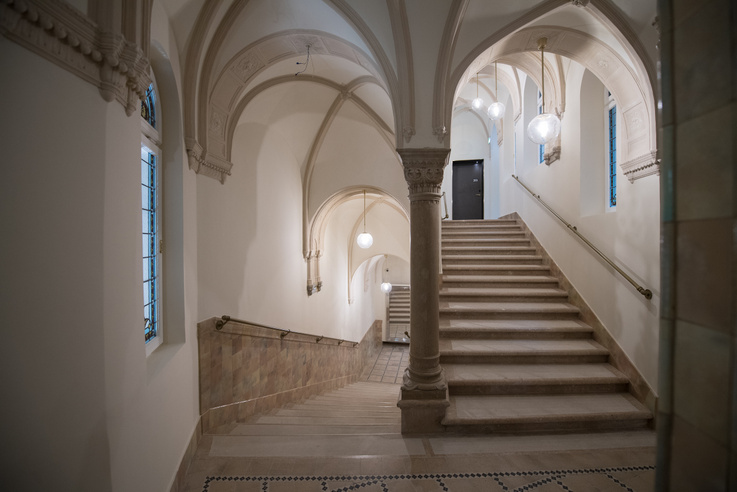 Egy gótikus épület részleteit idézi a lépcsőház
