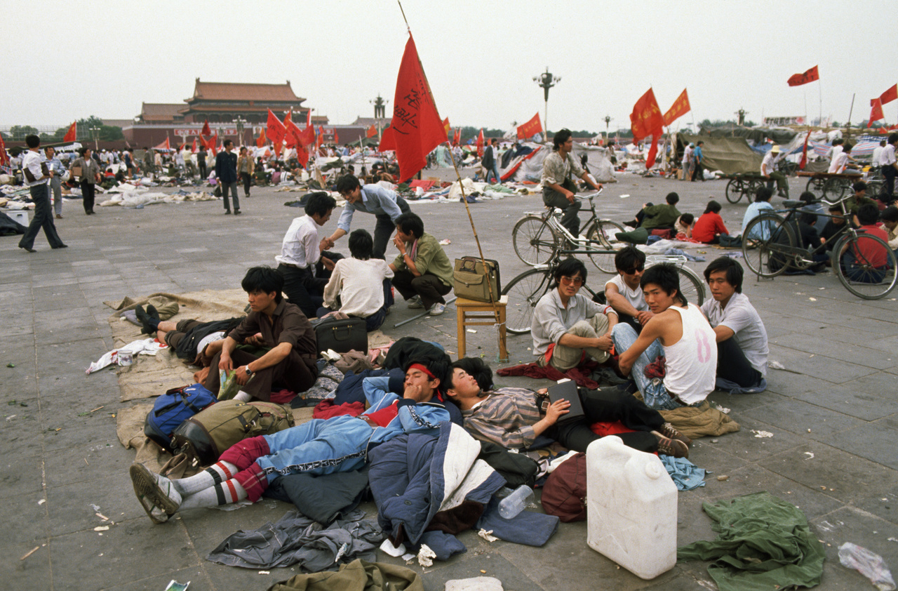 Tanulók a Tienanmen téren, 1989. május 1-jén. Már napok óta tartott a diákok tüntetése Pekingben, ami eredetileg megemlékezés volt Hu Jao-ping egykori pártfőtitkárról, majd hamar átalakult ülősztrájkká.