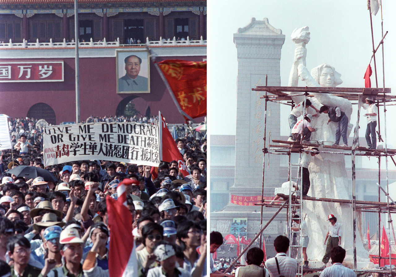 Bal: „Adj nekem demokráciát, vagy adj nekem halált” – üzeni a tüntetők molinója a Tienanmen térek 1989. május 14-én. Háttérben a Tienanmen, azaz a Mennyei Béke Kapuja, Mao Ce-tung portréjával. / Jobb: diákok dolgoznak a „Demokrácia Istennője” szobron, 1989. május 29-én. A szobrot az amerikai Szabadság-szoborról mintázták a diákok, a Tienanmen téri tüntetés vérbe fojtása után egyből ledöntötték. 