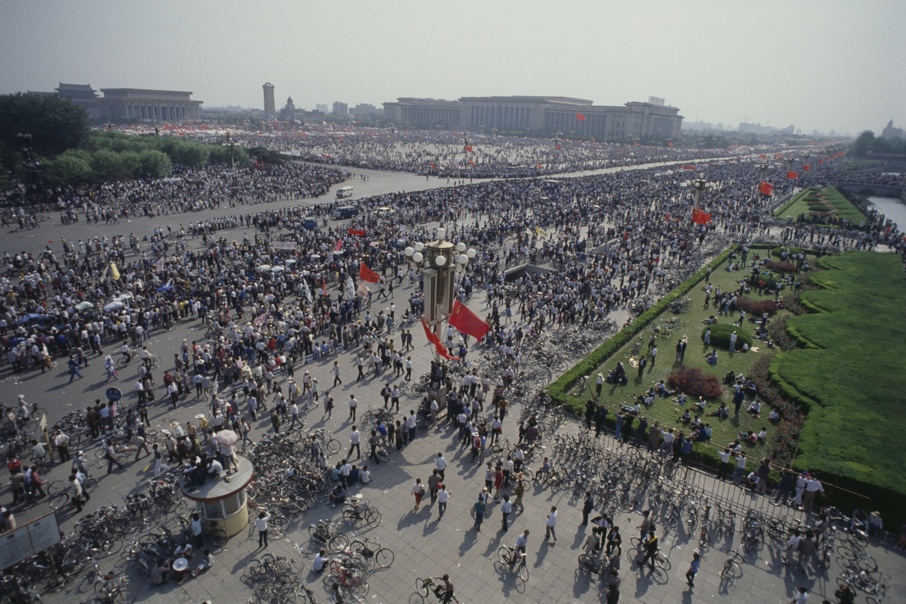 Miközben Mihail Gorbacsov 1989. május 17-én Pekingbe látogatott, milliós tömeg foglalta el a főváros utcáit. Demokratikusabb rendszert, és a régi kommunista vezetők távozását követelték, a rá következő nap pedig 600 ezren vonultak ki ismét.
