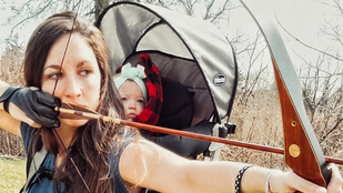 Ez a nem éppen hétköznapi anyuka 9 hónapos kislányával jár vadászni