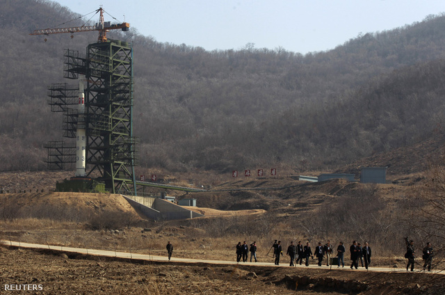 A Unha-3 (Tejút-3) hordozórakéta a kilővőálláson, Phenjantól északnyugatra. Az észak-koreai kormányzat kivételesen a nyugati sajtót is meghívta arra a bejárásra, mely a Kim Ir Szen 100. születésnapjára (április 15-re) időzített rakétaprojekt ártalmatlanságát hivatott bizonyítani. Ennek ellenére Dél-Korea és Japán is emelte készültségi szintjét, mivel amerikai elemzők aggodalmasnak tartják a kilövéssel járó katonai mozgósítás mértékét