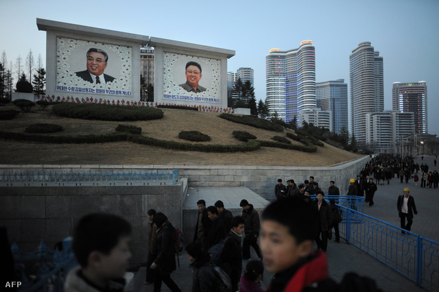 Óriás Kim Ir Szen és Kim Dzsongil portrék Phenjanban, melyek szintén a centenáriumra készültek el