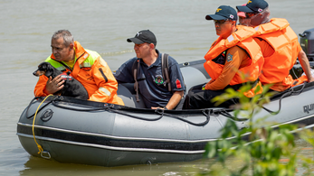 Dunaújvárosnál motorcsónakból, kutyákkal keresik a hajóbaleset áldozatait