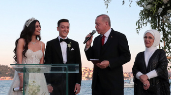 Erdogan volt a tanú Özil és a korábbi török szépségkirálynő esküvőjén