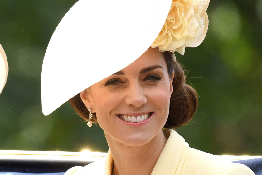 Katalin hercegné sárgában ünnepelte a királynőt - Kedvenc tervezője ruháját viselte