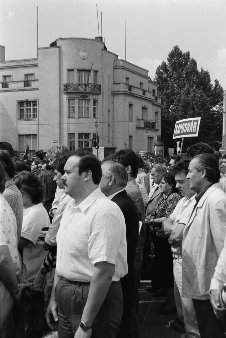 Az egykori jugoszláv nagykövetség épülete a Hősök tere sarkán, a fehér inges férfival&nbsp;A forradalom leverése után Nagy Imrének és közvetlen munkatársainak Tito kormánya menedékjogot adott a budapesti jugoszláv nagykövetségen. 1956. november 22-én hagyták el az épületet, bízva a Kádárnak a szabad távozásra adott írásos ígéretében. A szovjet katonák azonban őrizetbe vették és Romániába deportálták őket. Nagy Imrét 1957 áprilisában hozták vissza Magyarországra, perének titkos, a Szovjetunióval egyeztetett tárgyalásai 1958-ban kezdődtek.
                        