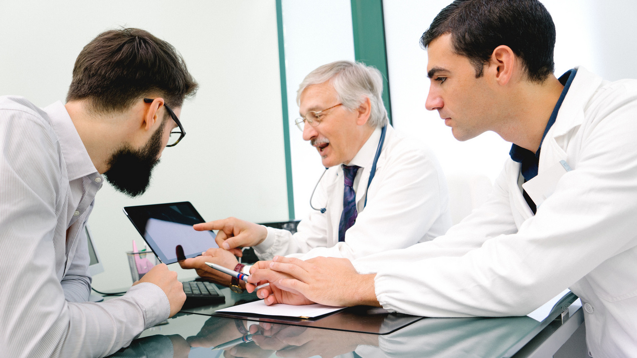 orvosok-tablet-meeting-szakmai-team