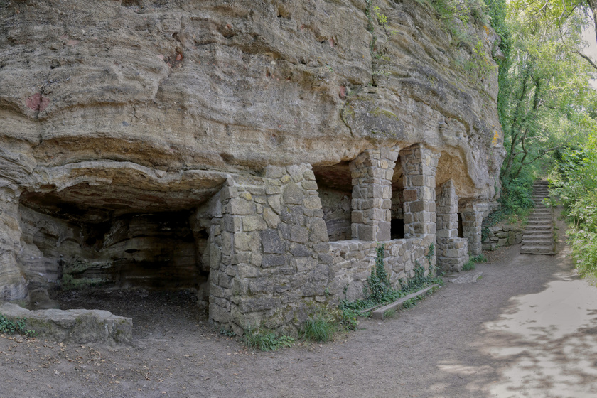 Titokzatos sziklaházak Tihanyban: a 14. század óta üresek a remetelakok
