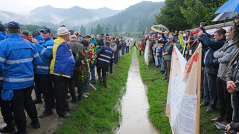 Bírságot szabott ki a román csendőrség az úzvölgyi temetőnél tartott székely élőlánc miatt