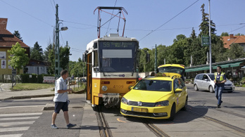 Taxis ütközött villamossal a Németvölgyi úton