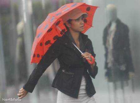 Halle Berry Los Angelesben rossz időben