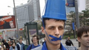 Tüntetés a tisztviselők kék villogója ellen