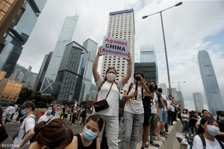 Tüntető tiltakozik a kezében a kínai kiadatás ellen Hongkongban 2019. június 12-én