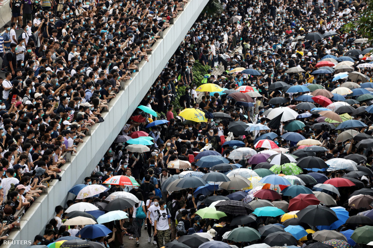 Tüntetők vonulnak az utcán a törvénytervezet ellen tiltakozva Hongkongban 2019. június 12-én