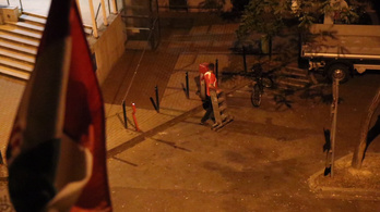 Megpróbálta leszedni egy ember a szivárványszínű zászlót a zuglói városházáról