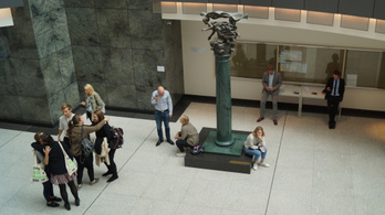 Egy magyar szobor a fő találkahely az Európai Parlamentben
