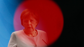 Rosszul lett Angela Merkel a tűző napon