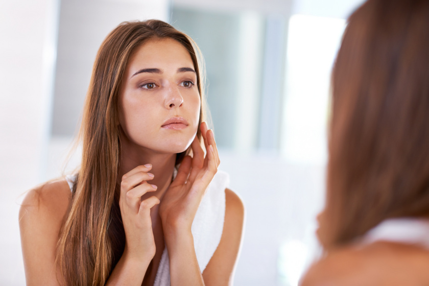 Állandóan fénylő, zsíros bőr: hormonprobléma és a helytelen tisztítás is okozhatja
